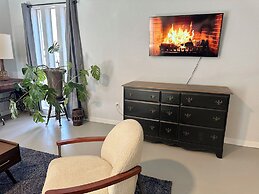 Modern Studio Retreat Stylish Spacious MR