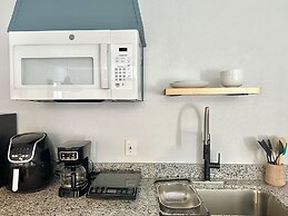 Modern Studio Retreat Stylish Spacious MR