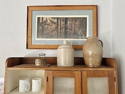 Modern Studio Retreat Stylish Spacious MR