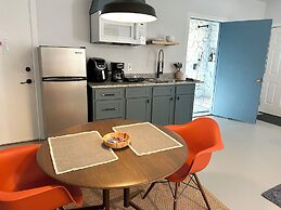 Modern Studio Retreat Stylish Spacious MR