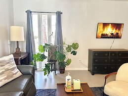 Modern Studio Retreat Stylish Spacious MR