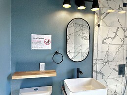 Modern Studio Retreat Stylish Spacious MR