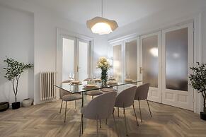 Elegant 3BR Steps away Cismigiu Gardens