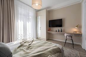 Elegant 3BR Steps away Cismigiu Gardens