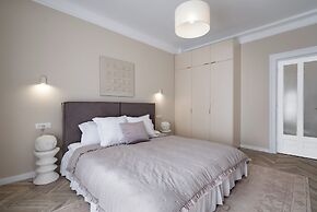 Elegant 3BR Steps away Cismigiu Gardens