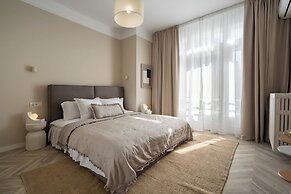 Elegant 3BR Steps away Cismigiu Gardens