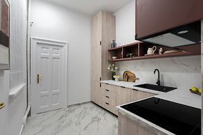 Elegant 3BR Steps away Cismigiu Gardens