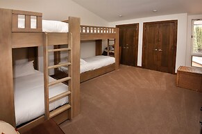 Chic 3BR Condo in Lionshead Village - Ski-in/ski-out at Eagle Bahn Gon