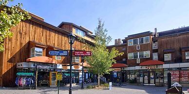 Chic 3BR Condo in Lionshead Village - Ski-in/ski-out at Eagle Bahn Gon