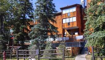 Chic 3BR Condo in Lionshead Village - Ski-in/ski-out at Eagle Bahn Gon