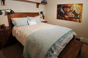 Cozy 2BR Ski-in/out Condo in Lionshead Village at Eagle Bahn Gondola