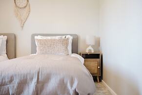 Beautiful 4 BD Home near Woodstock