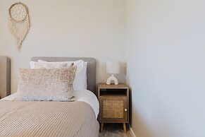 Beautiful 4 BD Home near Woodstock