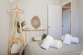 Beautiful 4 BD Home near Woodstock