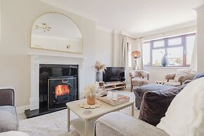 Beautiful 4 BD Home near Woodstock