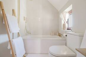 Beautiful 4 BD Home near Woodstock