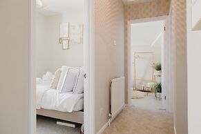 Beautiful 4 BD Home near Woodstock