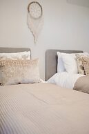 Beautiful 4 BD Home near Woodstock