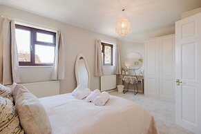 Beautiful 4 BD Home near Woodstock