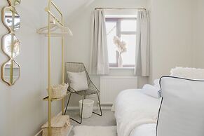 Beautiful 4 BD Home near Woodstock