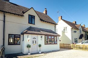 Beautiful 4 BD Home near Woodstock