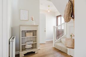 Beautiful 4 BD Home near Woodstock