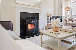 Beautiful 4 BD Home near Woodstock