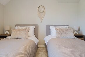 Beautiful 4 BD Home near Woodstock