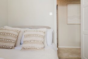 Beautiful 4 BD Home near Woodstock