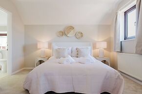 Beautiful 4 BD Home near Woodstock