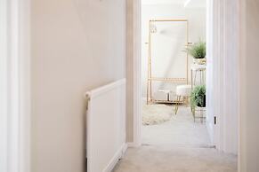 Beautiful 4 BD Home near Woodstock