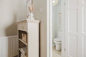 Beautiful 4 BD Home near Woodstock