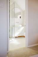 Beautiful 4 BD Home near Woodstock