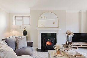 Beautiful 4 BD Home near Woodstock