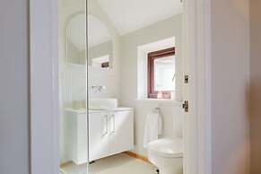 Beautiful 4 BD Home near Woodstock