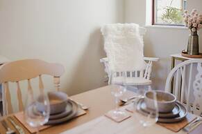 Beautiful 4 BD Home near Woodstock