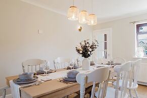 Beautiful 4 BD Home near Woodstock