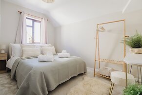 Beautiful 4 BD Home near Woodstock