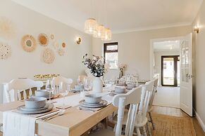 Beautiful 4 BD Home near Woodstock