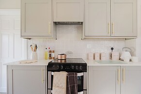 Beautiful 4 BD Home near Woodstock