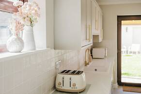 Beautiful 4 BD Home near Woodstock