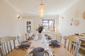 Beautiful 4 BD Home near Woodstock