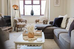 Beautiful 4 BD Home near Woodstock