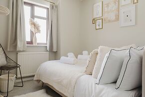 Beautiful 4 BD Home near Woodstock