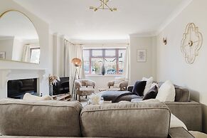 Beautiful 4 BD Home near Woodstock