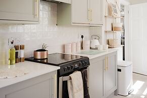 Beautiful 4 BD Home near Woodstock