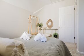 Beautiful 4 BD Home near Woodstock