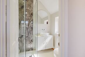 Beautiful 4 BD Home near Woodstock