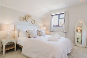 Beautiful 4 BD Home near Woodstock