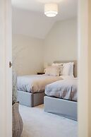 Beautiful 4 BD Home near Woodstock